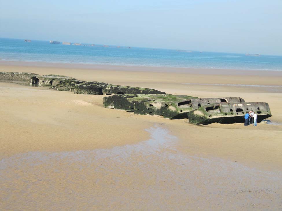 Gros plan sur les restes du port artificiel d'Arromanches - © armées.com