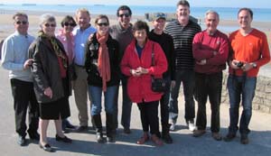 Photo de famille sur la plage d'Arromanches -  Seconde-Guerre-Mondiale.com