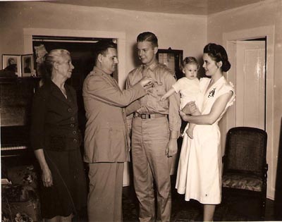 Lt Ossian Arthur Seipel recevant une médaille militaire