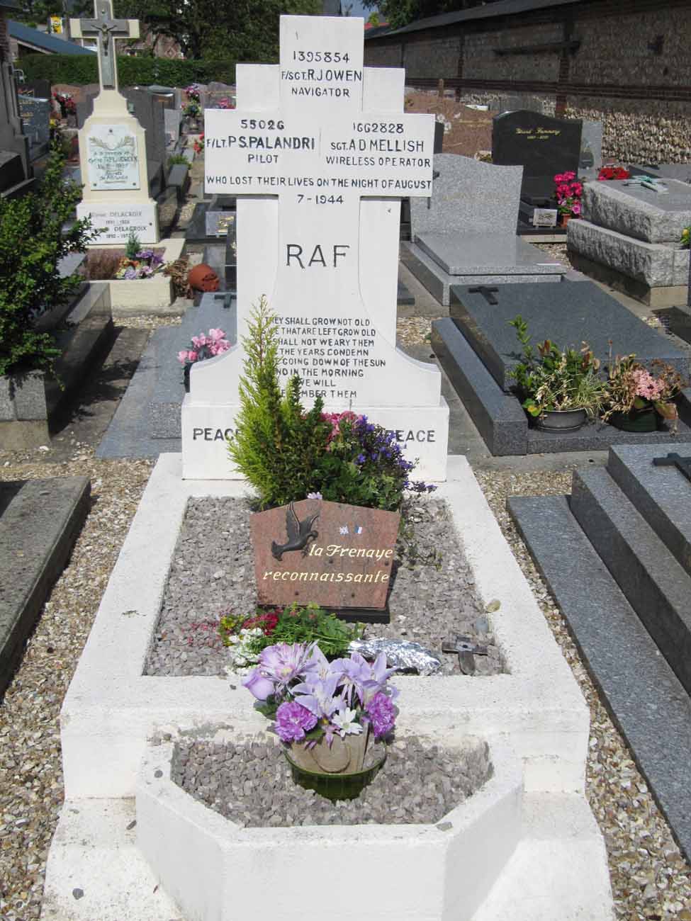 Commonwealth grave in the cemetery of La Frenaye in Normandy - © armées.com